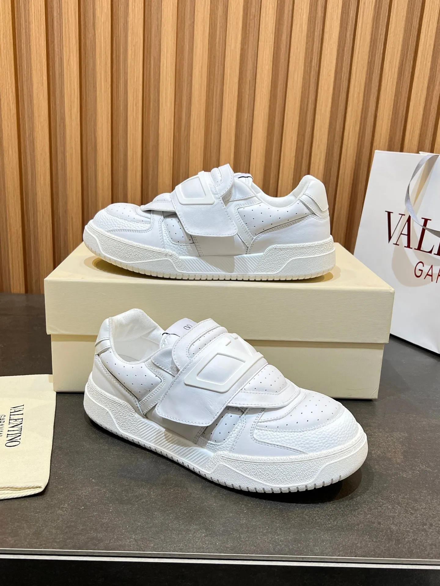 Men's men's shoes 💰760 VLTN Valentin 𝑶𝒏𝒆𝑺𝒕𝒖𝒅 Couple's sneaker series Valentino 2025 new couple's sneakers are on sale. The original ZP purchased and disassembled. Repeated pattern making and modification. The strength must be restored one to one! Top luxury masterpiece Velcro design Soft and comfortable imported calfskin 🧧brings excellent and elegant texture and excellent on-foot comfort Top purchasing version upper: imported calfskin surface/original oil edge craftsmanship Inner: water-dyed cowhide lining Outsole: original development 𝐓𝐏𝐔 two-color combination outsole Packaging: original configuration complete package Code number: 35-46 (45 46 customized)